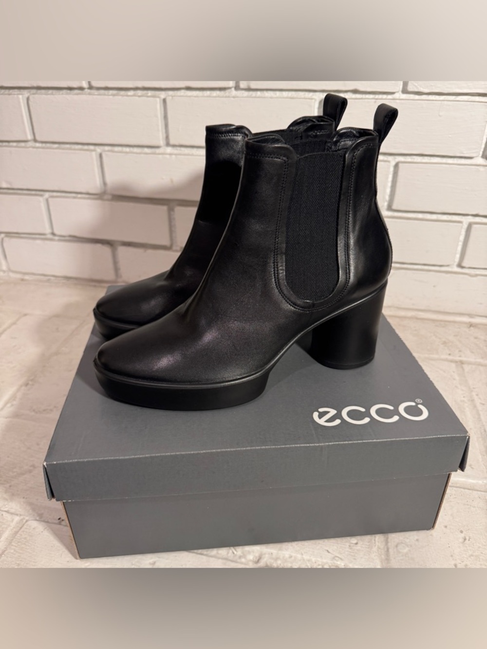 ECCO Shape Sculpted Motion 55 Chelsea Boots - Black Leather Size: 9–9.5